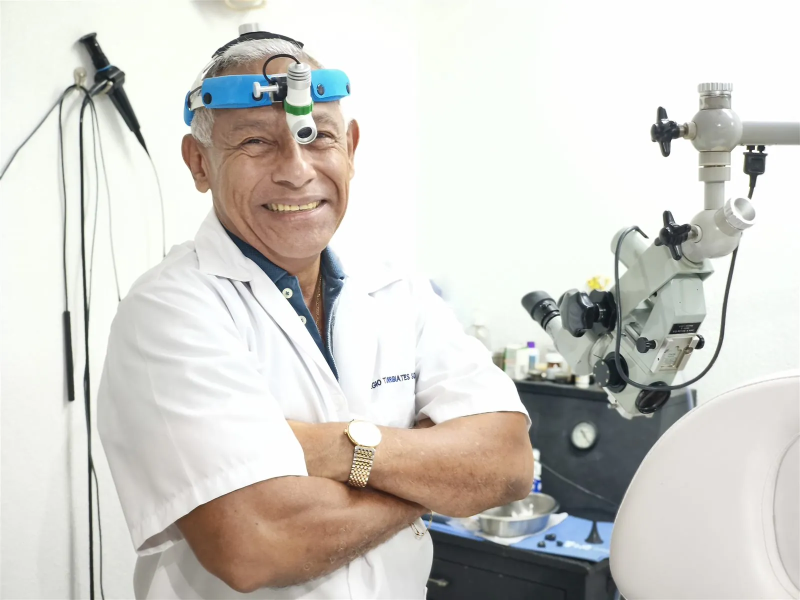 Dr. Sergio Turrubiates, otorrinolaringólogo en Tampico, sonriendo en su consultorio